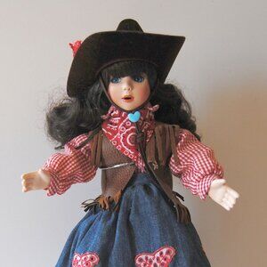 Paradise Galleries Country Darlings MARIAH  Musical Porcelain Doll 14"